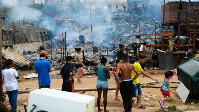 Moradores observam incêndio em favela (Paraisópolis, 2017)