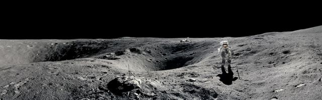 宇航员在月球表面行政，后面是漆黑的天空背景，同阳光照射下的月表形成巨大反差(photo:BBC)
