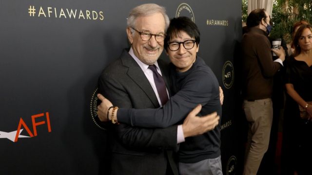 Steven Spielberg y Ke Huy Quan abrazados en enero de 2023.