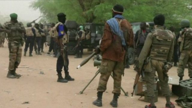 Le gouvernement malien a décidé de renforcer les effectifs et les équipements de son armée déployés dans le centre et le nord du pays.