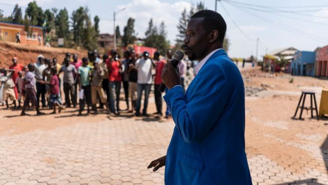 Bwana Mpayimana yiyamamaza avuga ko yifuza kurandura ubusumbane hagati y'abakire n'abakene.