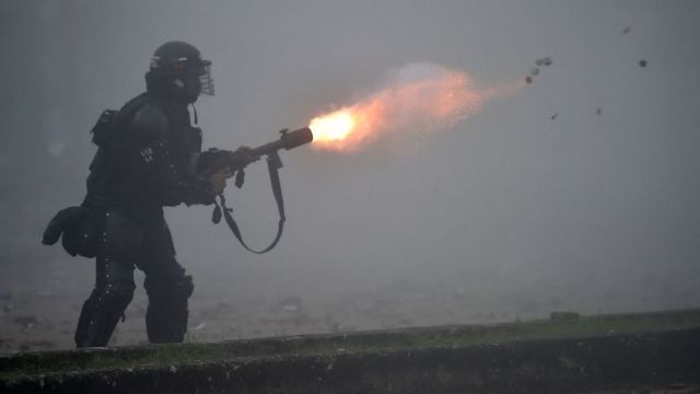 Policia disparando un arma