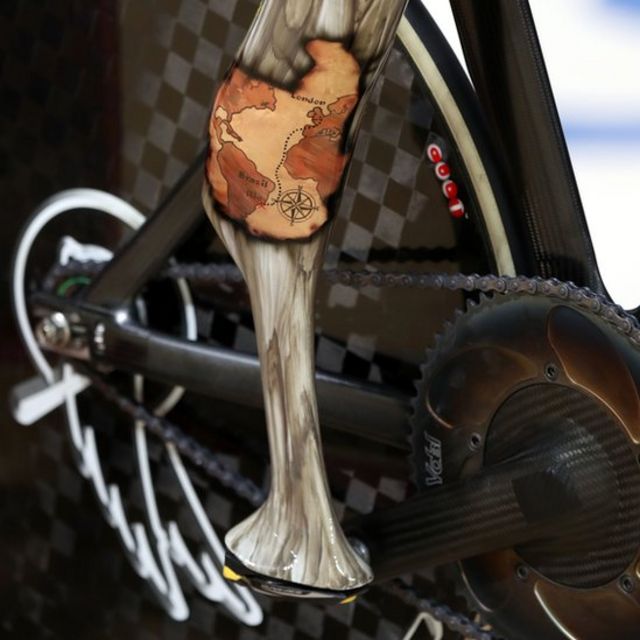 A 'perna biônica' do britânico Jody Cundy, que levou ouro no ciclismo de contrarrelógio individual e velocidade mista, tem um mapa do trajeto Londres-Rio.