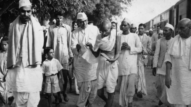 इस तस्वीर में राजेंद्र प्रसाद, महात्मा गांधी और सरदार वल्लभ भाई पटेल एक साथ नज़र आ रहे हैं
