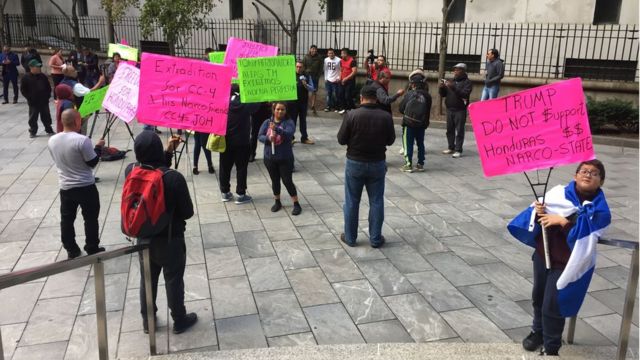 Durante el juicio algunas personas acudieron a las afueras del tribunal para expresar su rechazo contra "Tony" Hernández.