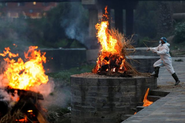 वाग्मती नदीको किनारमा चिता बनाएर अन्तिम संस्कार गरिँदै