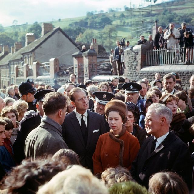 La reina y el príncipe Felipe visitando Aberfan, el 29 de octubre de 1966.