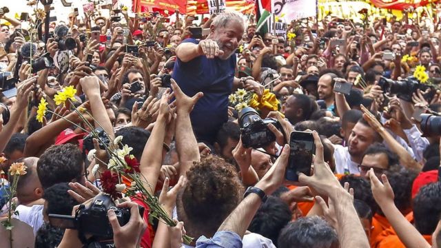 Luiz Inácio Lula da Silva es cargado en hombros por sus simpatizantes