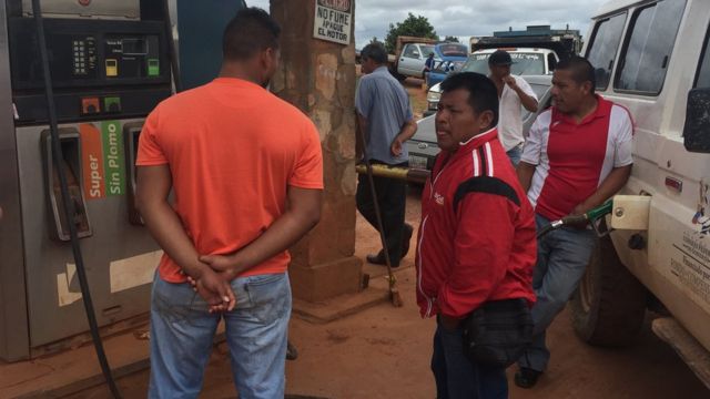 Hombres repostando gasolina