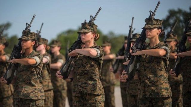 Женщинам в армии США разрешили краситься и распускать волосы - BBC News Русская служба