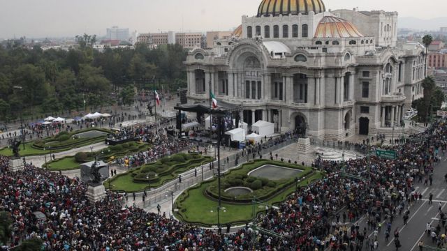 Admiradores de Juan Gabriel en Bellas Artes