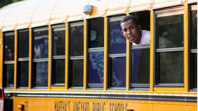 Un autobús escolar en Martha's Vineyard trasladando a migrantes enviados por el gobernador de Florida.