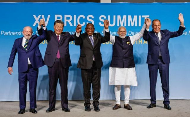 Lula, Xi Jinping, Cyril Ramaphosa, Narendra Modi e Sergei Lavrov durante encontro dos Brics em agosto de 2023