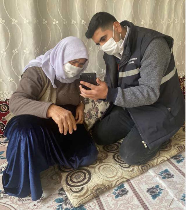 Akıllı telefon kullanan yaşlı kadın