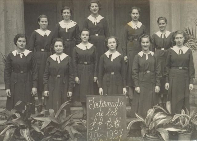 Montealegre (con el cartel), en la fotografía de su clase de la escuela en Chile, 1937.