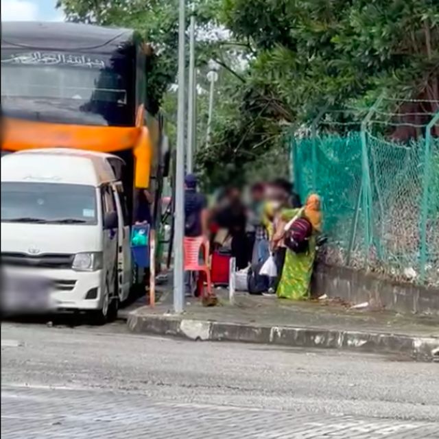 Para penumpang kapal antri memasuki bus.