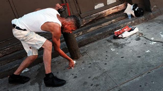 Homem caminha pelas ruas de Nova York após consumir canabinoide sintético