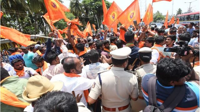 हिंदूवादी संगठन जामिया मस्जिद के हनुमान मंदिर होने का दावा कर रह हैं