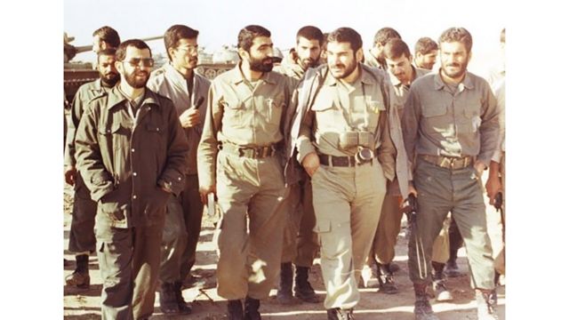 علی شمخانی (نفر دوم از راست) در هشت سال جنگ ایران و عراق، عضو سپاه پاسداران انقلاب اسلامی بود