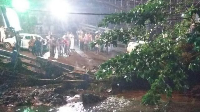 রাতে ফ্ল্যাড লাইটের আলোয় উদ্ধারকাজ