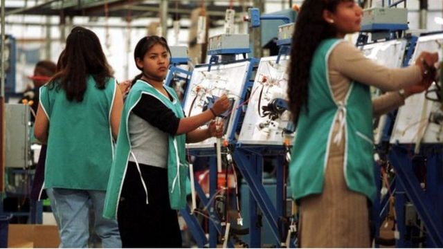 Mexicanas trabalhando em indústria