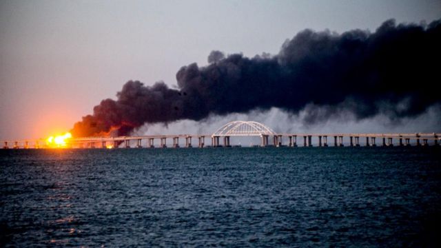 El puente de Crimea ardiendo