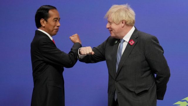 Perdana Menteri Inggris Boris Johnson (kanan) menyapa Presiden Indonesia Joko Widodo saat mereka tiba untuk hari kedua COP26 di Glasgow, Skotlandia, Senin (01/11).