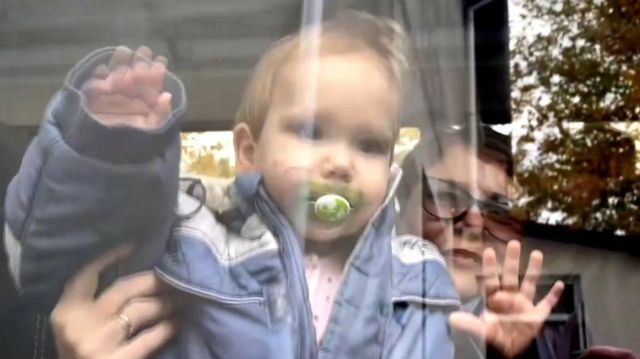 Un bebé ucraniano pegado a la ventana de un autobús antes de ser llevado a Rusia