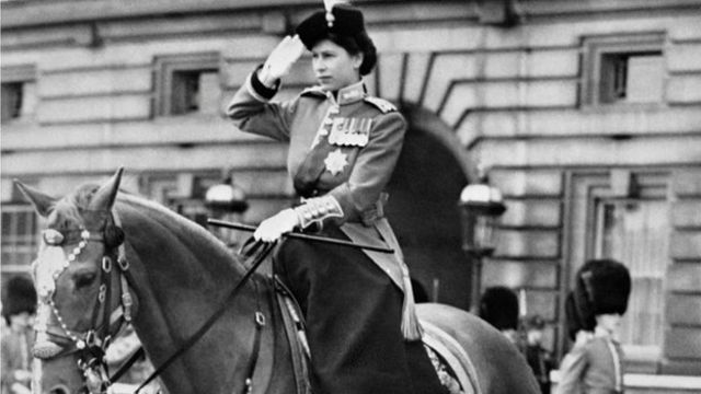 英国女王伊丽莎白二世4岁的时候有了自己的第一匹马，名为佩琪(Peggy)的设得兰矮种马。她6岁的时候开始骑马。少年时马术就十分娴熟，图中是1952年伊丽莎白二世首次作为君主在生日庆典中骑马阅兵。(photo:BBC)