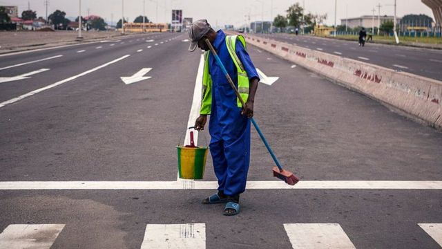 Man wey dey paint zebra crossing for road