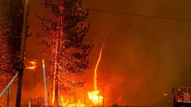 Un remolino de fuego en Susanville, California, 20 de julio de 2020