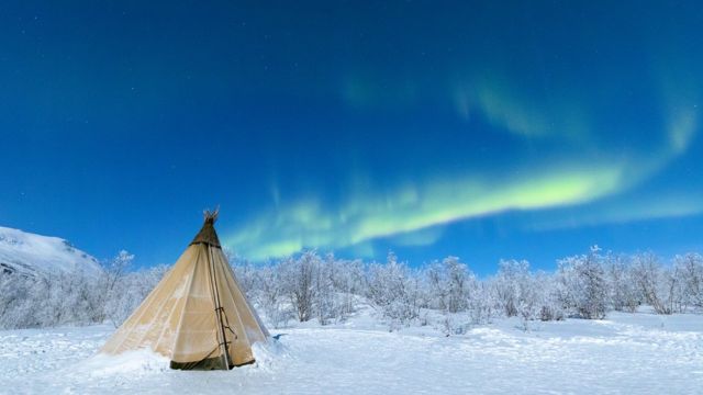 Tienda sámi (y aurora boreal) en Abisko