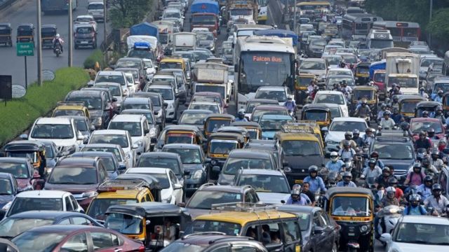 Hindistan'da trafikte ses kirliliğine karşı yeni sistem: 'Ne kadar korna çalarsan o kadar kırmızı ışıkta beklersin' - BBC News Türkçe