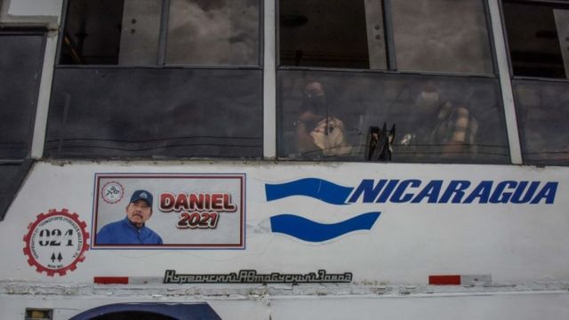 Propagando política de Ortega en un autobús en Managua.