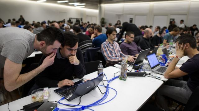 Participantes competem atrás de seus computadores durante concurso de hackers éticos Insomni'hack 2014 em 21 de março de 2014, em Genebra