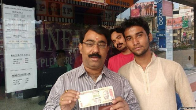 सिनेमा घरों में 500 के नोट के बदले टिकट नही मिले.