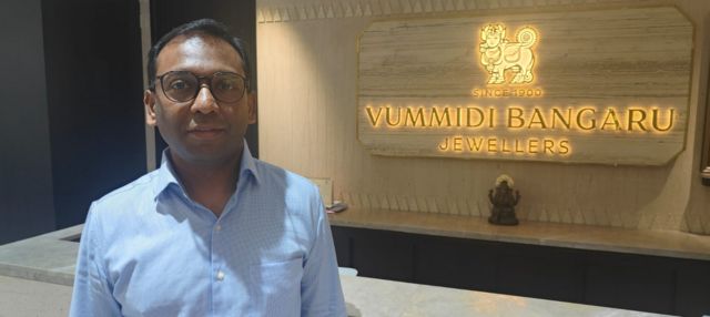 செங்கோலைச் செய்த உம்மிடி பங்காரு ஜுவல்லர்ஸ் நிறுவனத்தின் மேனேஜிங் பார்ட்னர் அமரேந்திரன் உம்மிடி