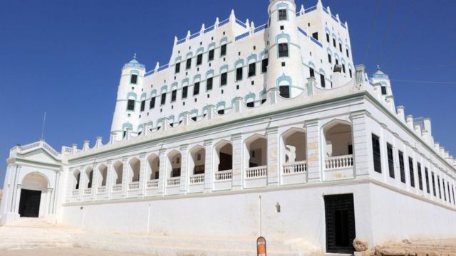 الحرب في اليمن: قصر سيئون المبني من الطوب اللبن "مهدد بالانهيار" - BBC News  عربي