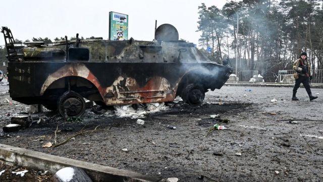 Un vehículo militar quemado fuera de Kiev