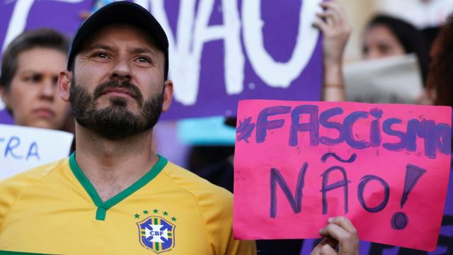 участник демонстрации против Болсонару