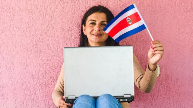 Mujer con computadora en Costa Rica