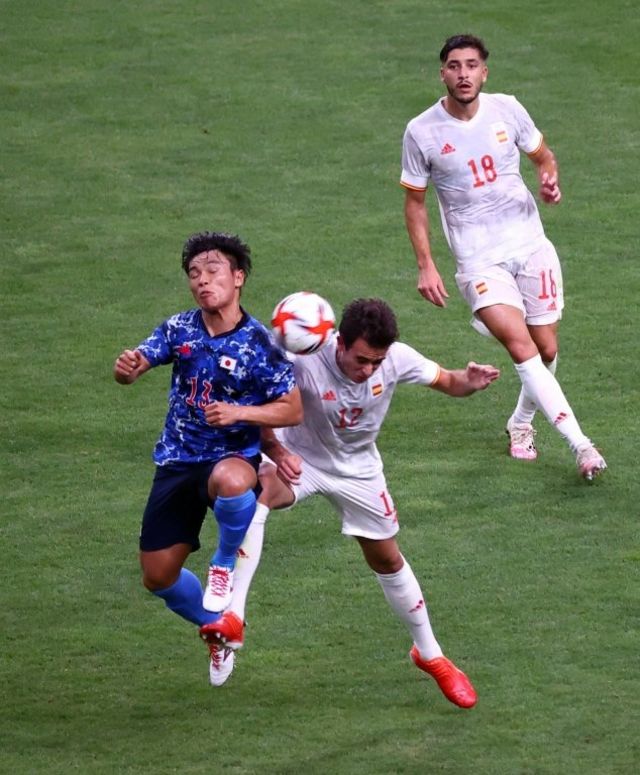 东京奥运半决赛日本队旗手怜央与西班牙队员埃里克·加西亚争夺头球(photo:BBC)
