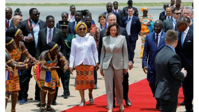 美国副总统贺锦丽出访加纳首都阿克拉，受到副总统马哈穆杜巴乌米亚的热烈欢迎，她正寻求加强与该国的经济联系。(photo:BBC)