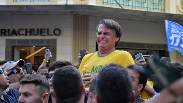 Momento do ataque contra Bolsonaro