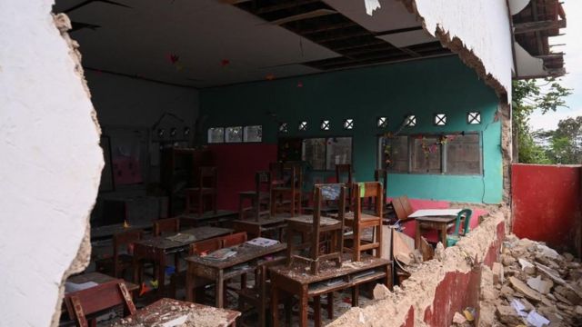 Uma sala de aula danificada em Cianjur, West Java