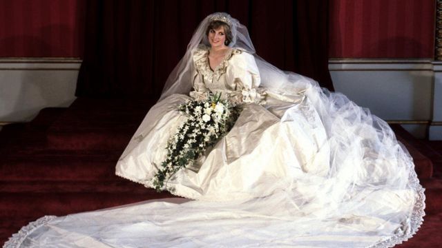 الأميرة الراحلة ديانا في فستان زفافها