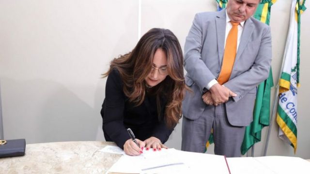 Dias firmando el acta de posesión de su cargo.