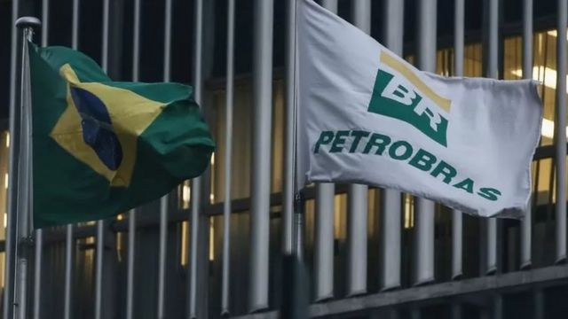 Bandeiras da Petrobras e do Brasil