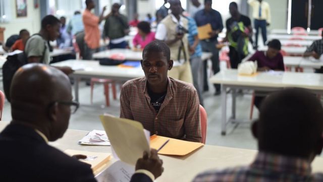 Hombre anotándose en el registro para ingresar al ejército en Haití.