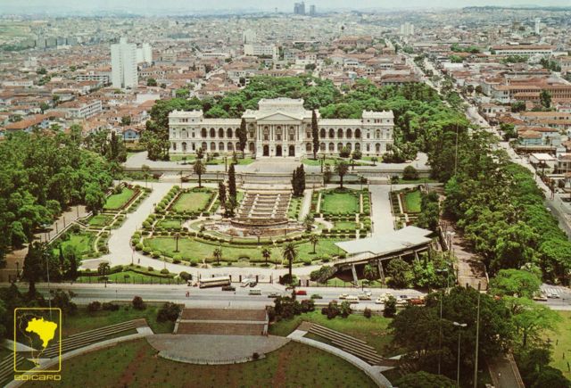 Cartão-postal destaca o museu na paisagem da zona sul paulista